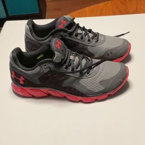 Men’s size 9 Under Armour sneakers